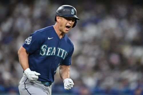 Astros Pursuing Right-Handed Hitting Outfielder