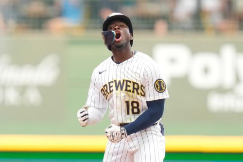 Brewers bounce back with blowout win, even series against Giants