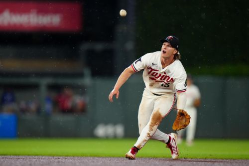 Royals 8, Twins 6: Sign o’ the Times