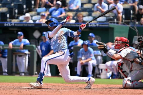Royals unleash barrage of hits in series-clinching win over Phillies