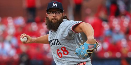 Royals trade for RHP Randy Dobnak from Mariners