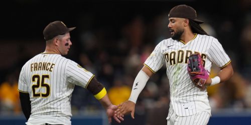 Padres' 4-run 8th inning delivers crucial comeback