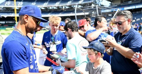 Mookie Betts and Dodgers in wait-and-see mode with his injury