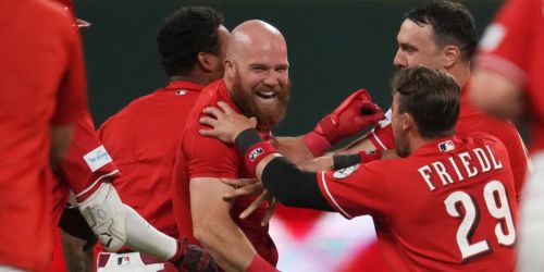 Reds walk it off to complete rally ... and they only needed 4 hits to do it