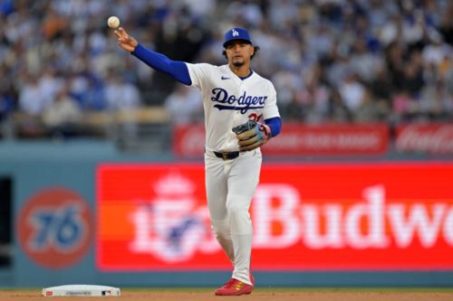 Dodgers Re-Sign Santiago Espinal